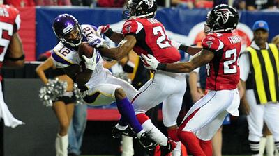 Atlanta’s Chris Owens, centre, fails to stop Percy Harvin, left, this time, but he made a game-saving challenge on the Minnesota Vikings player late in the match.