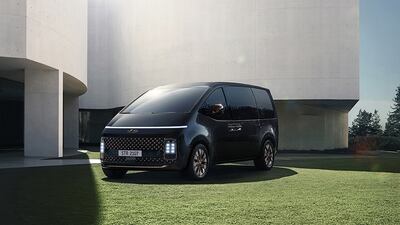 The Staria sits before a similarly futuristic building.