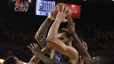 Oklahoma City Thunder center Steven Adams of New Zealand (C) gets pressured by Golden State Warriors guard Stephen Curry (L) and Golden State Warriors center Festus Ezeli of Nigeria (R) during their NBA Western Conference finals game seven at Oracle Arena in Oakland, California, USA, 30 May 2016. The Warriors defeated the Thunder 96-88 to advance to the NBA Finals to play the NBA Eastern Conference Champions Cleveland Cavaliers. EPA/JOHN G. MABANGLO