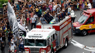 Soccer Football - Death of Brazilian soccer legend Pele - Vila Belmiro Stadium, Santos, Brazil - January 3, 2023 General view of fans as the casket of Brazilian soccer legend Pele is transported by the fire department, from his former club Santos' Vila Belmiro stadium REUTERS / Amanda Perobelli