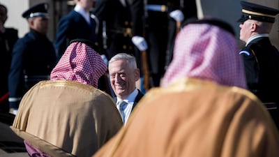 US Secretary of Defense James Mattis (C) greets Saudi Arabia's Crown Prince Mohammad Bin Salman (L) during an honor cordon at the Pentagon March 22, 2018, in Washington, DC. / AFP PHOTO / Brendan Smialowski
