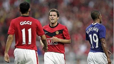 Micheal Owen celebrates with Manchester United teammate Ryan Giggs after scoring the winner against a Malaysia XI at Bukit Jalil National stadium in Kuala Lumpur.