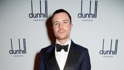 Joe Dempsie wore a midnight blue double-breasted peak lapel dinner jacket, white evening shirt and white pocket square. Courtesy dunhill