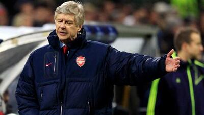 Arsenal's coach Arsene Wenger (L) looks on as he sits on the bench during their Champions League second round qualifying soccer match against Udinese at "Friuli" Stadium in Udine August 24, 2011. REUTERS/Giorgio Benvenuti (ITALY - Tags: SPORT SOCCER) *** Local Caption *** ASB526_SOCCER-CHAMP_0824_11.JPG