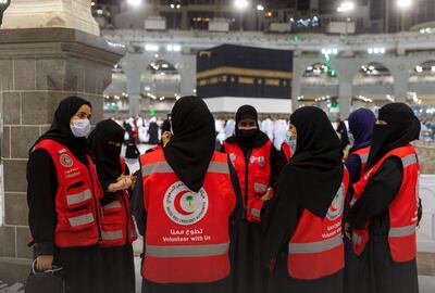 Saudi Red Crescent- SRCA ambulatory teams and volunteers come together to serve Hajj pilgrims at the Grand Mosque. Photo: Saudi Red Crescent