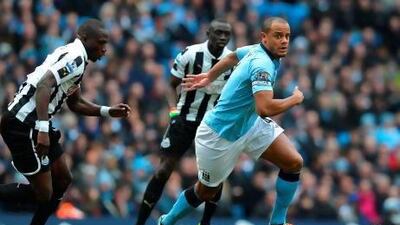 Manchester City's Belgian defender Vincent Kompany (R) vies with Newcastle United's French midfielder Moussa Sissoko (L) during the English Premier League football match between Manchester City and Newcastle United at the Etihad Stadium in Manchester, northwest England, on March 30, 2013. AFP PHOTO/ANDREW YATES ì RESTRICTED TO EDITORIAL USE. No use with unauthorized audio, video, data, fixture lists, club/league logos or ìliveî services. Online in-match use limited to 45 images, no video emulation. No use in betting, games or single club/league/player publications. î *** Local Caption *** 809655-01-08.jpg