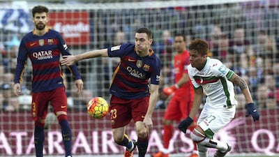 Barcelona defender Thomas Vermaelen duels for the ball with Granada striker Adalberto Penaranda. Toni Albir / EPA