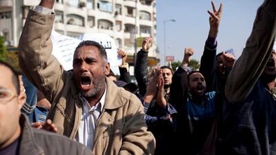 Pro Mubarak supporters begin to protest against the opposition, which quickly escalated into deadly violence.