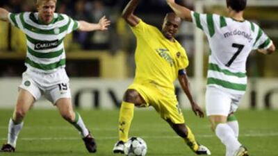 Villarreal's Marcos Senna, centre, tries to evade the Celtic defence.