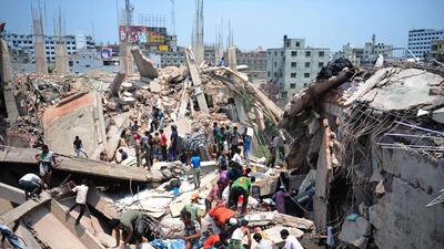 Civilian volunteers assist in rescue operations. AFP Photo / Munir uz ZAMAN