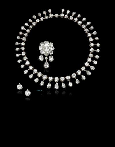 A diamond parure composed of 95 diamonds