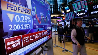 A screen displays the US Federal Reserve interest rates announcement as traders work on the floor of the New York Stock Exchange (NYSE) in New York, US, July 31, 2019. REUTERS/Brendan McDermid