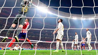Atletico Madrid's Slovenian goalkeeper Jan Oblak (L) makes a save during the Spanish league football match between Club Atletico de Madrid and Real Madrid CF at the Wanda Metropolitano stadium in Madrid on September 28, 2019. / AFP / JAVIER SORIANO