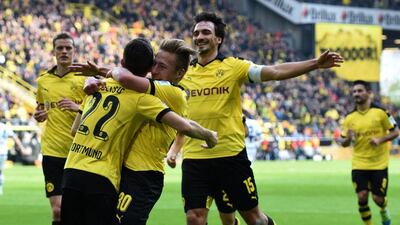 Dortmund’s midfielder Christian Pulisic and his teammates celebrate during the Bundesliga match Borussia Dortmund v Hamburg in Dortmund, western Germany, on April 17, 2016. AFP / PATRIK STOLLARZ