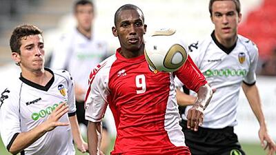 Mohammed Hussein, centre, is tracked by two Valencia players during the UAE’s last-gasp 2-1 victory last night.