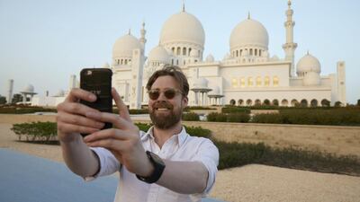 Kaiser Chiefs frontman Ricky Wilson participates in the launch of Etihad Airways ‘Stopover Challenge’ by taking a selfie in front of the Sheikh Zayed Mosque in Abu Dhabi. Courtesy Etihad Airways
