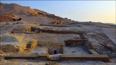 The exterior view of the excavated tomb at the Theban Necropolis. Proyecto dos cero nueve / Jose Miguel Barrios Mufrege