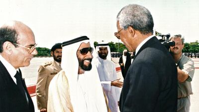 Sheikh Zayed greets South African president Nelson Mandela.