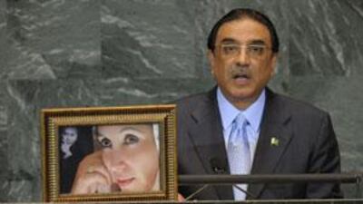 The government of the Pakistani president, Asif Ali Zardari, has been accused of dragging its feet in bringing his wife's killers to justice.