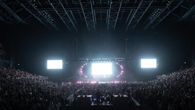 An overview of the stadium during Robbins's event.