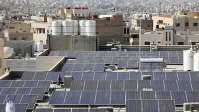 A picture shows on September 6, 2018 a view of the Hamdan Al Qara mosque in southern Amman, equipped with 140 solar panels on its roof. - Jordan imports nearly 98% of its energy supply, and has long relied on gas, heavy fuel oil and diesel to run its power plants. But a government plan to make clean energy 20% of the kingdom's overall power consumption by 2020 has seen alternative energy projects skyrocket in recent years. AFP