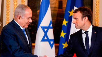 Israeli Prime Minister Benjamin Netanyahu (L) and French President Emmanuel Macron shake hands during a joint news conference following their meeting at the Elysee Palace in Paris on December 10, 2017. AFP / PHILIPPE WOJAZER