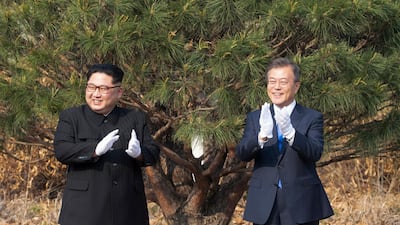 epa06696126 South Korean President Moon Jae-In (R) and North Korean leader Kim Jong-Un (L) clap after planting a commemorative tree at the Joint Security Area (JSA) on the Demilitarized Zone (DMZ) in the border village of Panmunjom in Paju, South Korea, 27 April 2018. South Korean President Moon Jae-in and North Korean leader Kim Jong-un are meeting at the Peace House in Panmunjom for an inter-Korean summit. The event marks the first time a North Korean leader has crossed the border into South Korea since the end of hostilities during the Korean War. EPA/KOREA SUMMIT PRESS / POOL