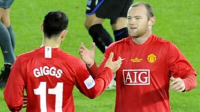 The Manchester United forward Wayne Rooney, right, celebrates with teammate Ryan Giggs after scoring his second goal.