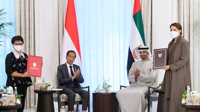 Sheikh Mohamed and Mr Widodo applaud an MOU agreement on a joint project on mangrove development between the Ministry of Climate Change and Environment and the Indonesia's Ministry for Maritime Affairs. Also present were Mariam Al Mheiri, Minister of Climate Change and Environment, and Indonesian Minister for Foreign Affairs Retno Marsudi.