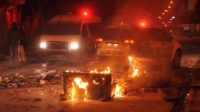 Tunisian police search for protesters who carried out damage in Ettadhamen, on the outskirts of Tunis, on January 8, 2018. Sofiene Hamdaoui / AFP