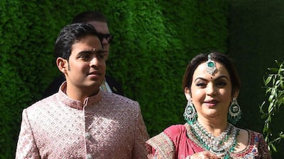 Akash Ambani (L), son of Indian businessman Mukesh Ambani, arrives along with his mother Nita Ambani (R) to his wedding ceremony in Mumbai on March 9, 2019. Photo: AFP