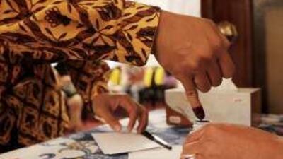 An Indonesian resident of the UAE dips his finger in ink to signify that he has placed a vote at the Indonesian embassy in Abu Dhabi.