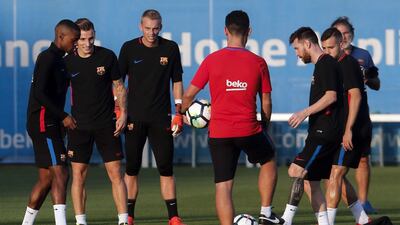 Barcelona players takes part in a training session. Pau Barrena / AFP