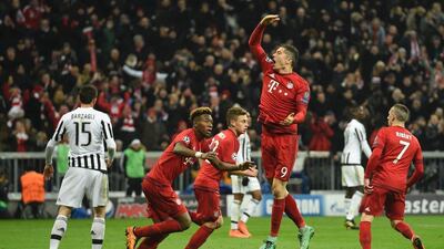Bayern Munich’s Polish striker Robert Lewandowski (2nd R) celebrates scoring with his teammates during the Uefa Champions League, Round of 16, second leg football match FC Bayern Munich v Juventus in Munich, southern Germany on March 16, 2016. AFP / ODD ANDERSEN