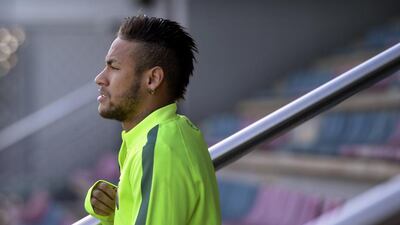 Barcelona striker Neymar enters the training pitch. Lluis Gene / AFP