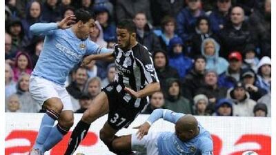 Manchester City's Nigel De Jong (R) and Carlos Tevez (L) challenge Newcastle United's Hatem Ben Arfa during their English Premier League soccer match in Manchester, northern England October 3, 2010. REUTERS/Nigel Roddis (BRITAIN - Tags: SPORT SOCCER) NO ONLINE/INTERNET USAGE WITHOUT A LICENCE FROM THE FOOTBALL DATA CO LTD. FOR LICENCE ENQUIRIES PLEASE TELEPHONE ++44 (0) 207 864 9000 *** Local Caption *** NVR03_SOCCER-ENGLAN_1003_11.JPG