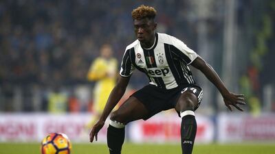 Juventus' Italian forward Moise Kean controls the ball during the Italian Serie A football match against Pescara at the Juventus Stadium in Turin on November 19, 2016. Marco Bertoorello / AFP