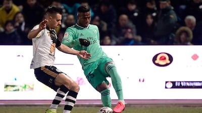 Unionistas' Spanish defender Jesus Hernandez (L) vies with Real Madrid's Brazilian forward Vinicius Junior during the Copa del Rey (King's Cup) football match between Unionistas de Salamanca CF and Real Madrid CF at Las Pistas del Helmantico stadium in Salamanca, on January 22, 2020. / AFP / JAVIER SORIANO