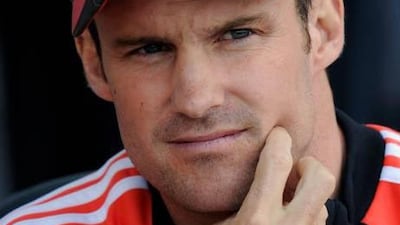 Andrew Strauss wants England to fight back against Pakistan in the second Test.