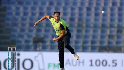 Zulfiqar Babar of Lahore Qalanders bowling.