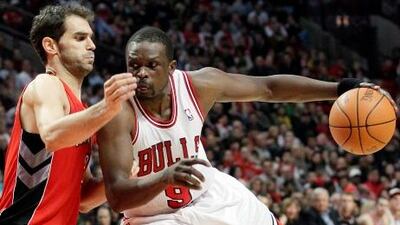 hicago Bulls forward Luol Deng drives to the basket as with Toronto Raptors guard Jose Calderon as opposition during the second half.