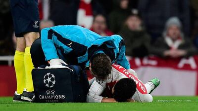 Arsenal's English midfielder Alex Oxlade-Chamberlain receives medical treatment during the UEFA Champions League round of 16 1st leg football match between Arsenal and Barcelona at the Emirates Stadium in London on February 23, 2016. AFP / JAVIER SORIANO