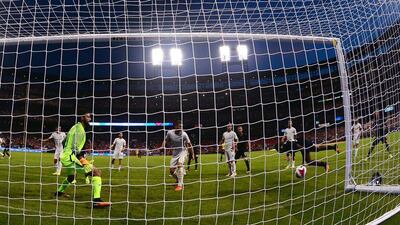 Sheyi Ojo of Liverpool scores against Becker Alisson of AS Roma during a friendly match on August 1, 2016 in St Louis, Missouri. Jeff Curry / Getty Images / AFP