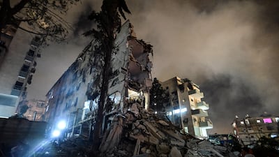 Rescue personel work at a residential building following missile attack from Iran on Israel, at central Israel June 15, 2025. REUTERS/Yossi Zeliger ISRAEL OUT. NO COMMERCIAL OR EDITORIAL SALES IN ISRAEL