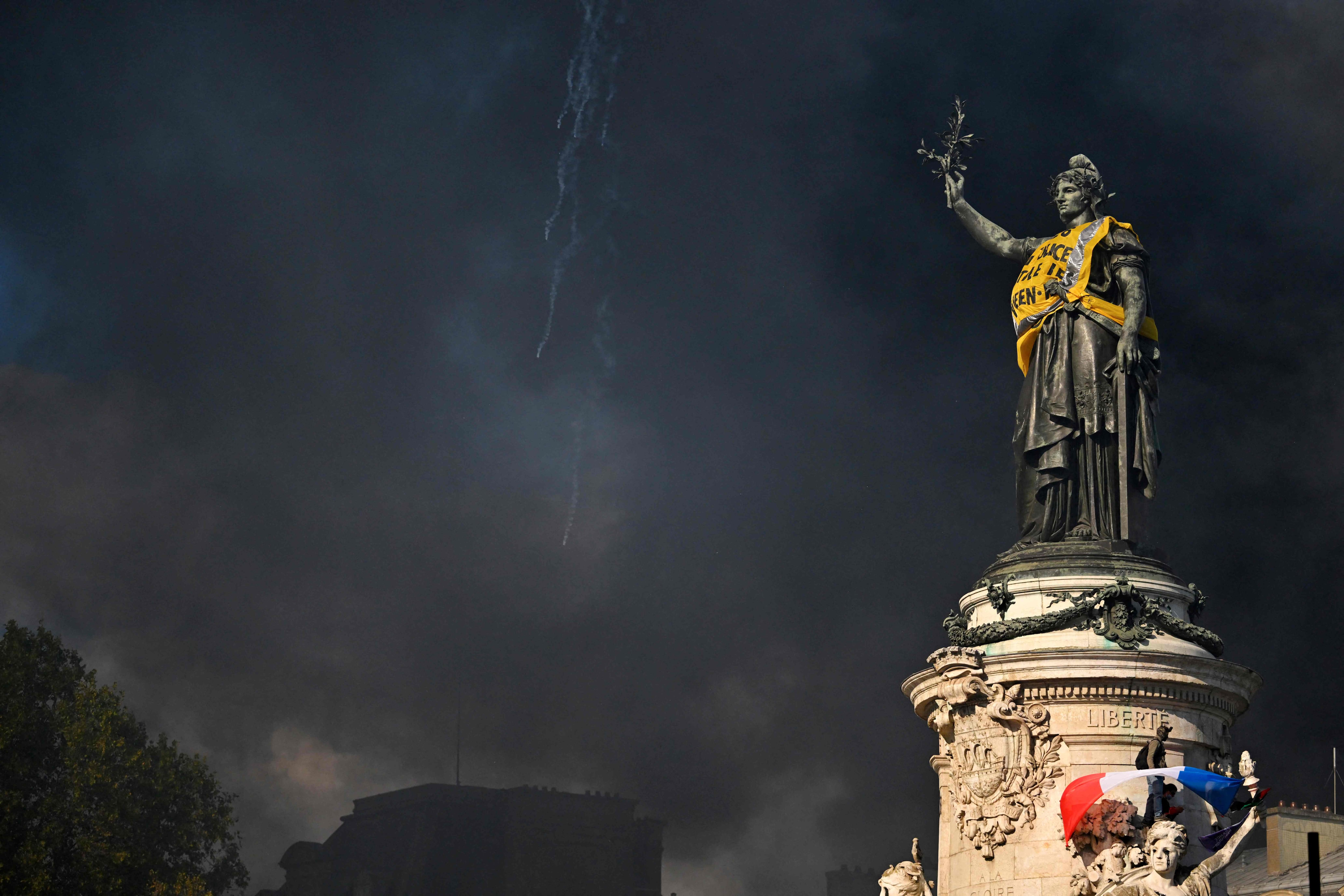 Heavy smoke around the statue in the Republic Square, in Paris. AFP