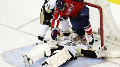 Washington's Mike Knuble, red, scores against Pittsburgh in the second period.