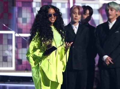 H.E.R. accepts the award for best R&B album for "H.E.R."