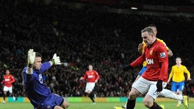 Manchester United's Wayne Rooney, right, has a shot saved by Southampton's goalkeeper Artur Boruc. Ptere Powell / EPA