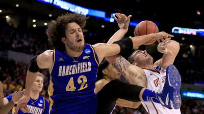 OKLAHOMA CITY, OKLAHOMA - MARCH 18: Aly Ahmed #42 of the Cal State Bakersfield Roadrunners and Ryan Spangler #00 of the Oklahoma Sooners go after the ball in the first half in the first round of the 2016 NCAA Men's Basketball Tournament at Chesapeake Energy Arena on March 18, 2016 in Oklahoma City, Oklahoma. Tom Pennington/Getty Images/AFP== FOR NEWSPAPERS, INTERNET, TELCOS & TELEVISION USE ONLY ==