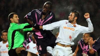 Mirko Vucinic, right, heads past Bordeaux keeper Mathieu Valverde, left, under pressure from Souleymane Diawara in Roma's 3-1 win.